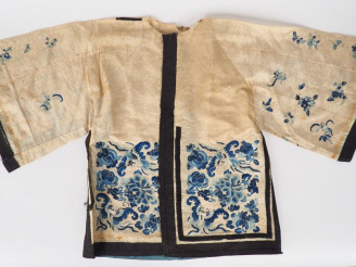 Vente aux enchères - Gilet en soie décor floral en camaieu de bleu sur fond crème  - band