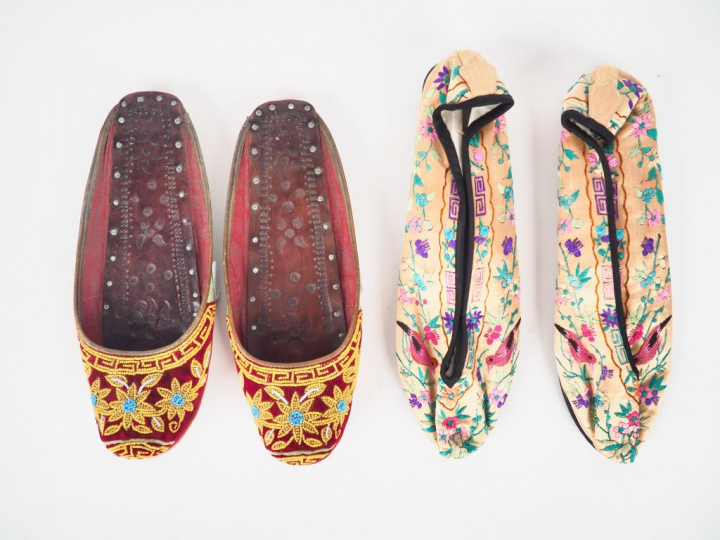 Deux paires de chaussures de femme en soie et lin brodé