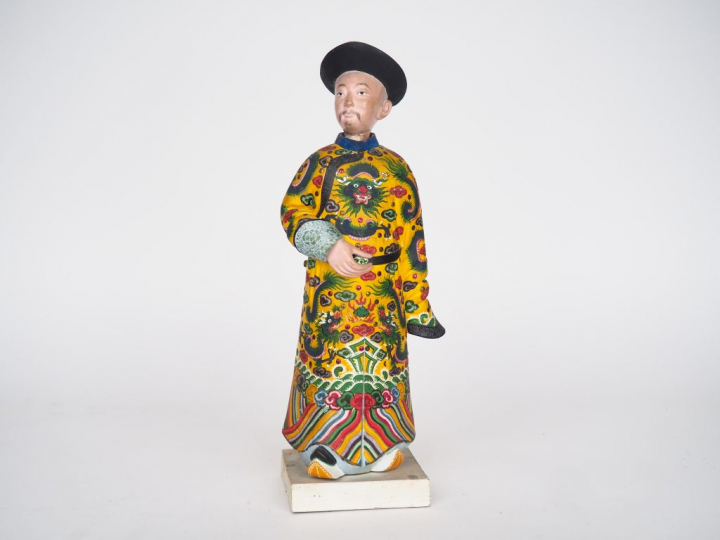 Statuette en terre cuite représentant un mandarin manchu debout, tête 