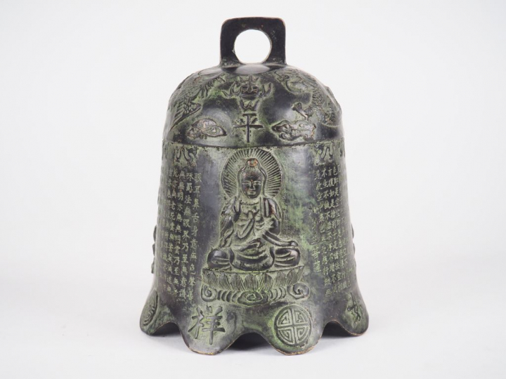 Cloche de temple en bronze, légère patine verte à décor ciselé de troi