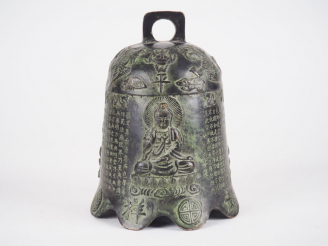 Vente aux enchères Cloche de temple en bronze, légère patine verte à décor ciselé de troi