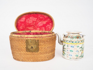Vente aux enchères Petit coffret de voyage en vannerie contenant une théière en porcelain