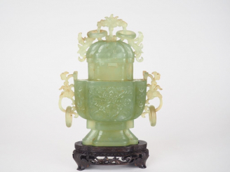Vente aux enchères Vase couvert à panse quadrilobée, sculpté de fleur de lotus, orné de d