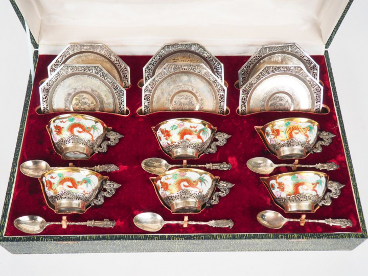 Coffret contenant six tasses en porcelaine, prise, monture et soucoupe