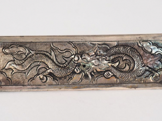 Vente aux enchères Coffret contenant 12 porte couteaux en argent 950 mm à décor de dragon
