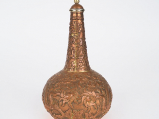 Vente aux enchères Vase pansu à long col "asperssoir" en cuivre, décor finement ciselé de