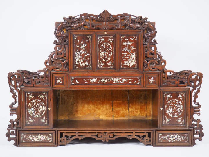 Meuble d'applique à étagères en bois de rose et marqueterie de nacre, 