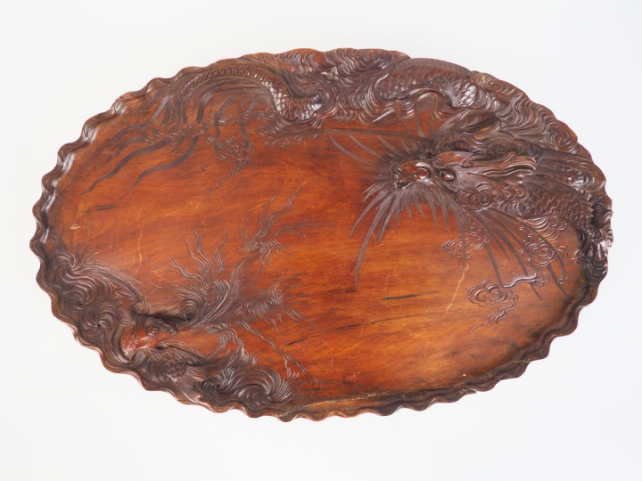 Grand plateau en bois naturel sculpté de dragons et de carpes émergean