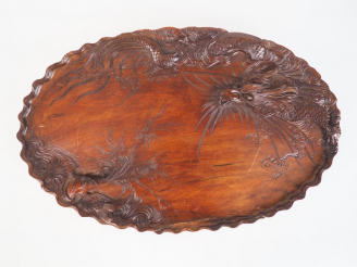 Vente aux enchères Grand plateau en bois naturel sculpté de dragons et de carpes émergean