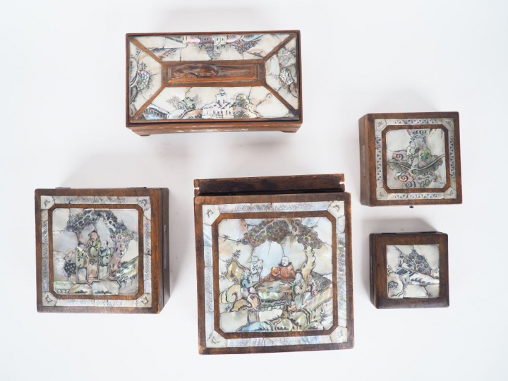Ensemble de cinq boites en bois naturel et marqueterie de nacre, décor