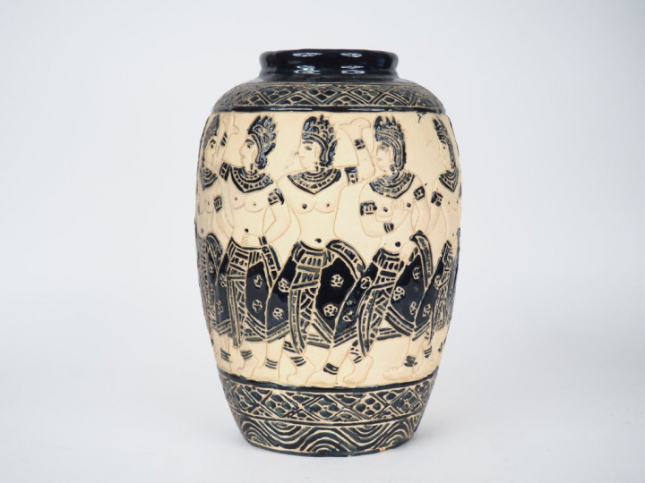 Grand vase en terre cuite vernissée de Bien Hoa décor en camaieu bleu 