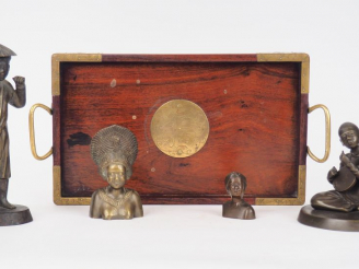 Vente aux enchères Ensemble de quatre bronzes représentant un musicien assis jouant d'un 