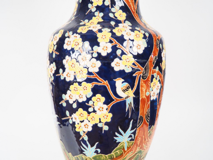 Grand vase balustre en céramique émaillée à décor polychrome d'oiseaux