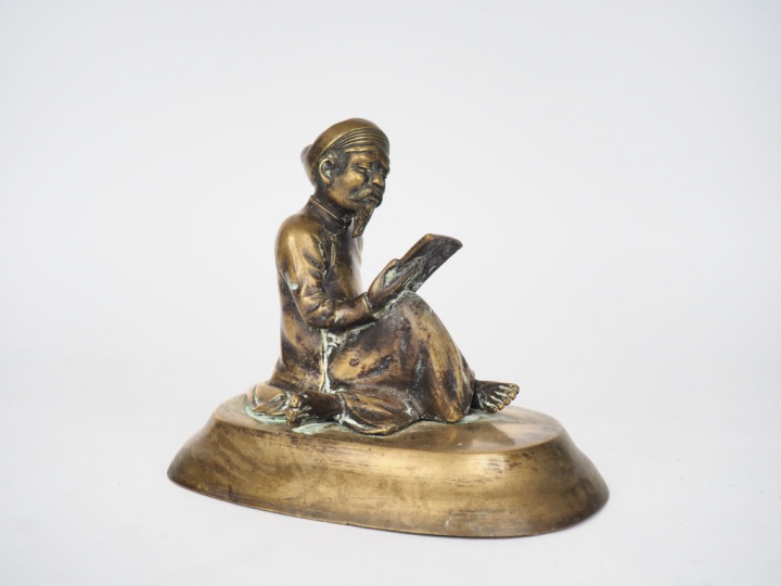 Groupe en bronze représentant un personnage assis lisant Indochine ver