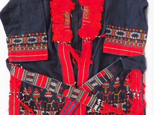 Manteau et tablier, ceinture en laine finement décorés de motifs géomé