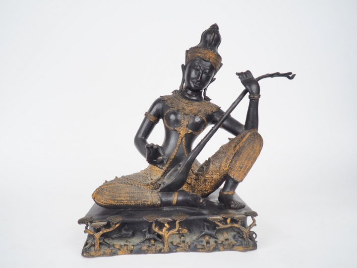 Statuette en bronze représentant une musicienne assise sur une terrass