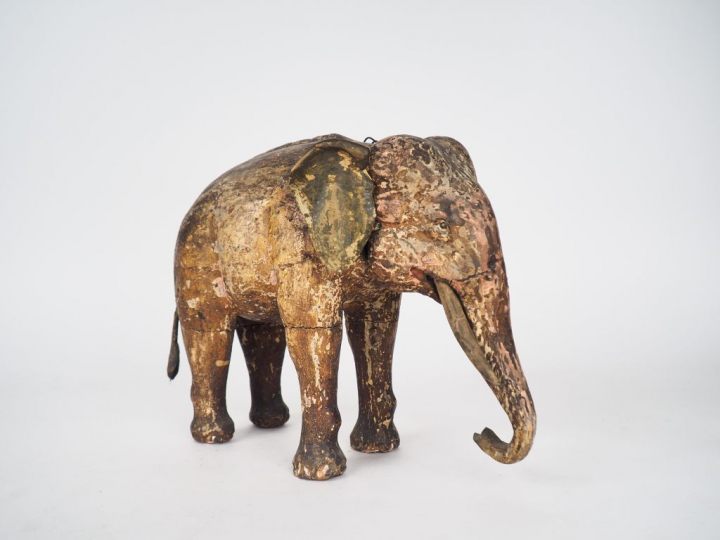 Inde, XIXe siècle, Eléphant en bois anciennement laqué. Dim. 32,5 x 23