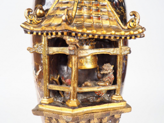 Vente aux enchères Grand vase en terre cuite laquée or sur fond brun avec un décor en rel