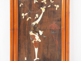 Vente aux enchères Panneau en bois décor appliqué en laque et os représentant un Ashinaga