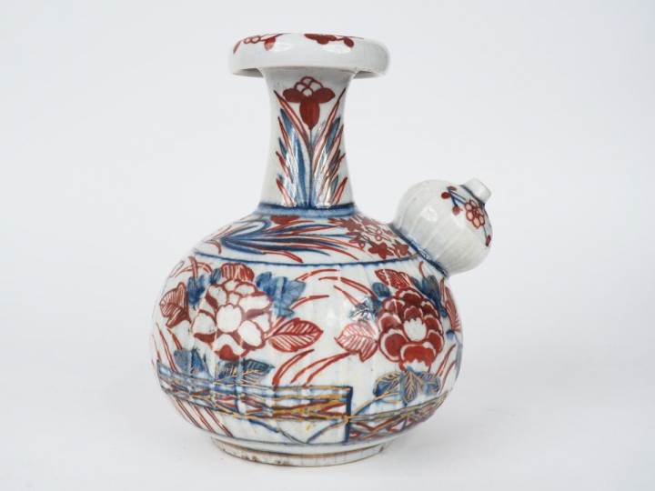 Verseuse Kendi en porcelaine d'Arita décor en bleu et rouge de pivoine