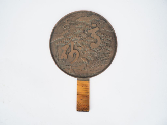 Vente aux enchères Miroir en bronze à décor ciselé d'échassiers parmi des pins et des nua