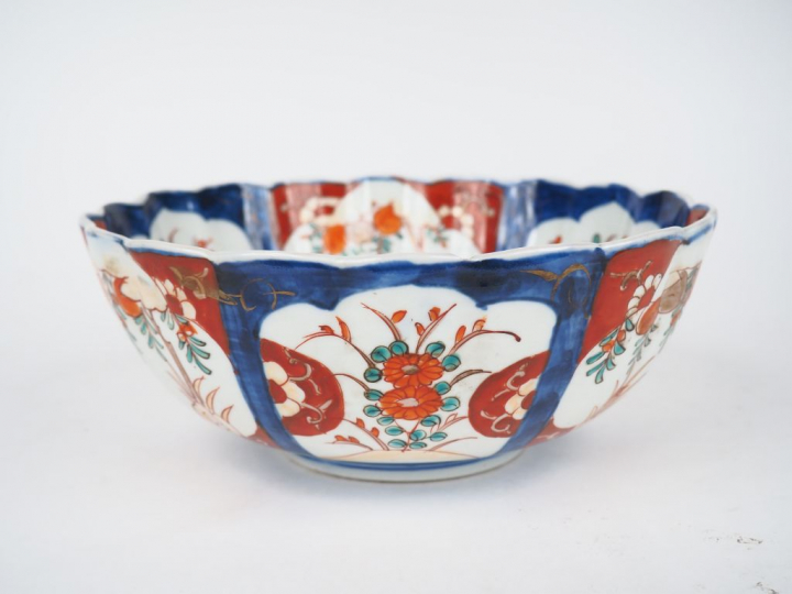 Coupe floriforme en porcelaine d'Imari. Japon vers 1900  Diam. 22 cm (