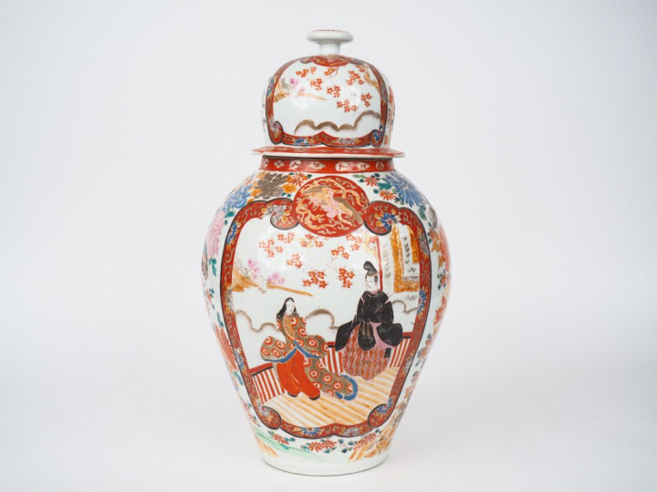 Potiche couverte en porcelaine d'Imari à décor polychrome, de personna