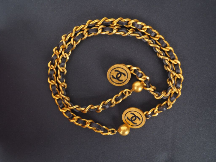 CHANEL Paire de boutons de manchettes en métal doré entrelacé de cuir 