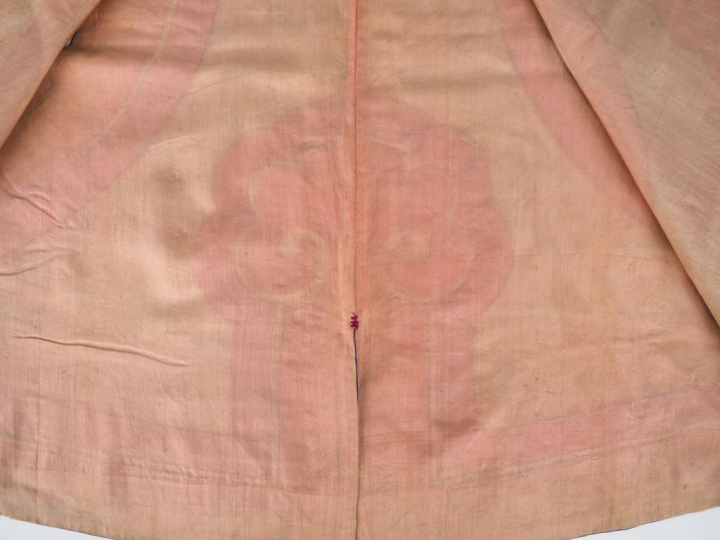 Gilet en soie et lin brodé finement décoré de Ruyi et de guirlandes de