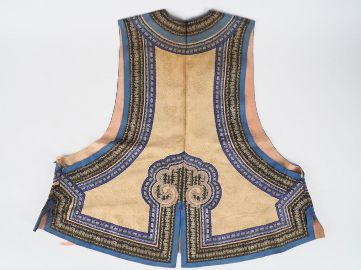 Gilet en soie et lin brodé finement décoré de Ruyi et de guirlandes de