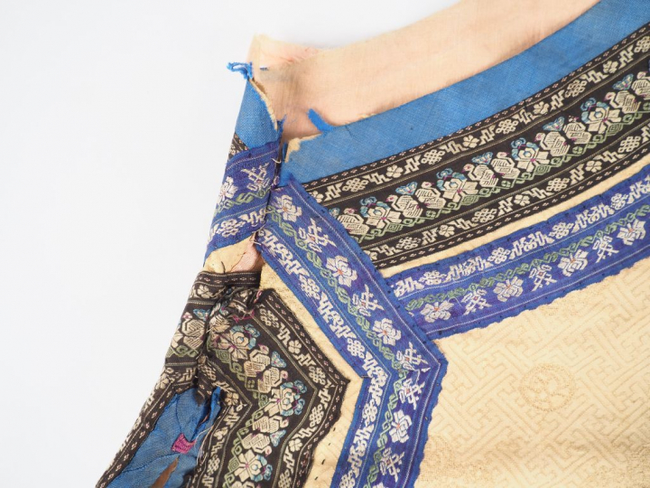 Gilet en soie et lin brodé finement décoré de Ruyi et de guirlandes de