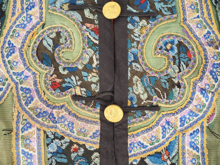 Gilet de soie et lin brodé, décor en camaieu vert de papillons , bordu