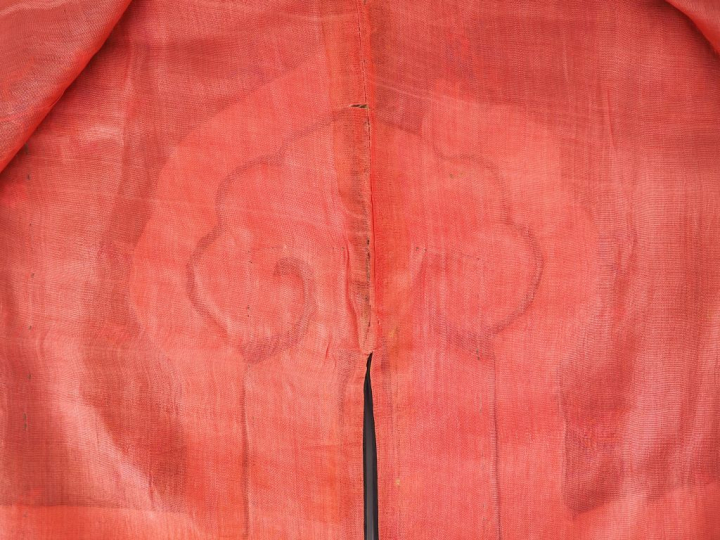 Gilet de soie et lin brodé, décor en camaieu vert de papillons , bordu