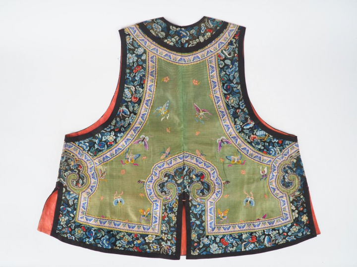 Gilet de soie et lin brodé, décor en camaieu vert de papillons , bordu
