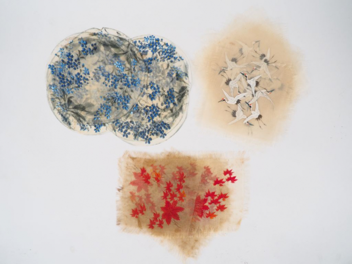 Ensemble d'éléments brodés en camaieu de bleu, décor d'oiseaux et de v