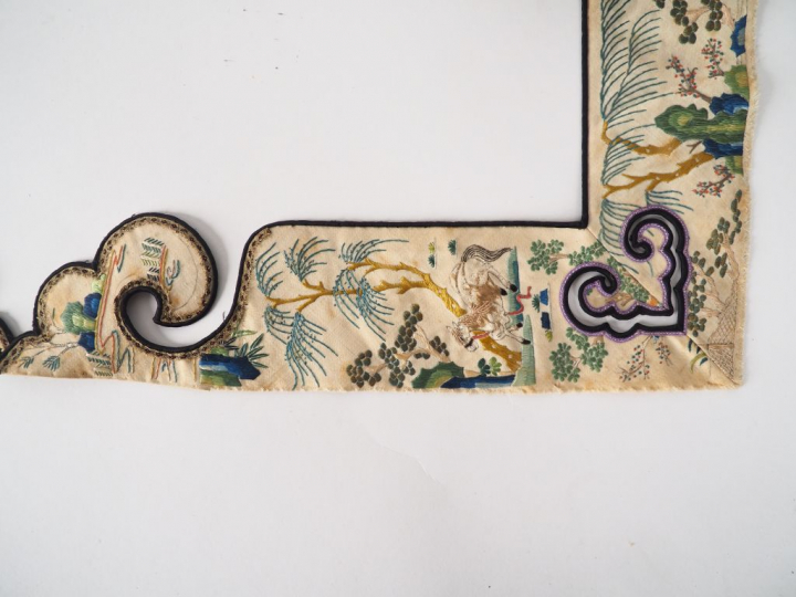 Deux éléments de col en soie crème et polychrome, à décor de chevaux