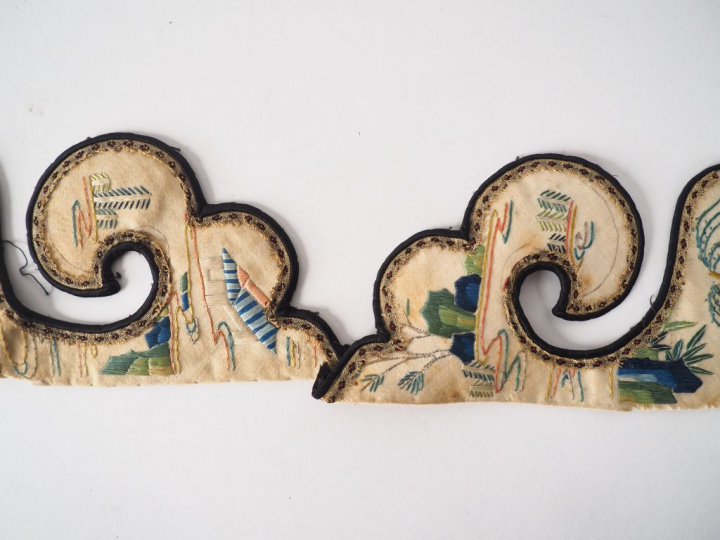 Deux éléments de col en soie crème et polychrome, à décor de chevaux