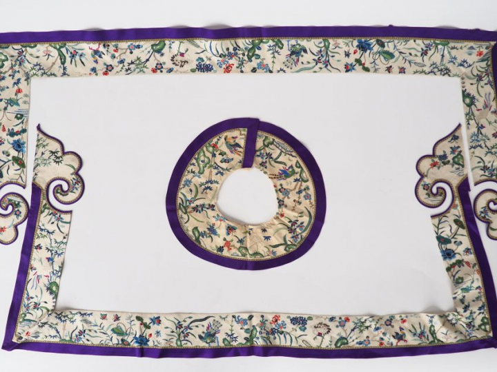 Trois éléments de col et bordure crème et lie de vin à décor d'oiseaux