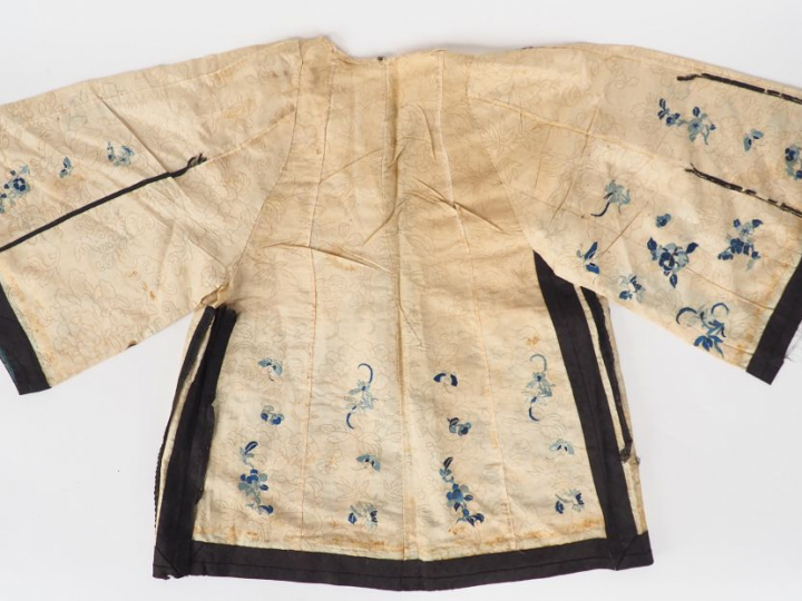 - Gilet en soie décor floral en camaieu de bleu sur fond crème  - band