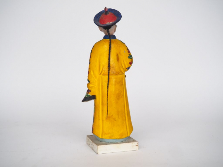 Statuette en terre cuite représentant un mandarin manchu debout, tête 