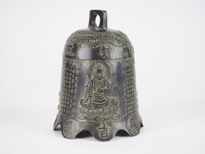 Cloche de temple en bronze, légère patine verte à décor ciselé de troi