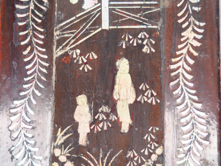 Petit plateau en bois laqué et marqueterie de nacre, décor d'un lettré