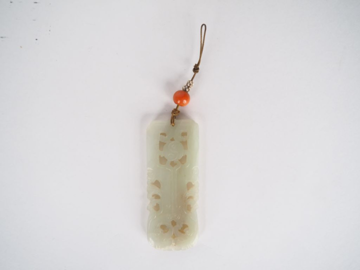 Pendentif en jade céladon représentant un dragon entouré de deux phéni