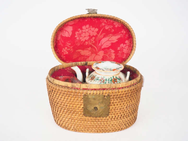 Petit coffret de voyage en vannerie contenant une théière en porcelain