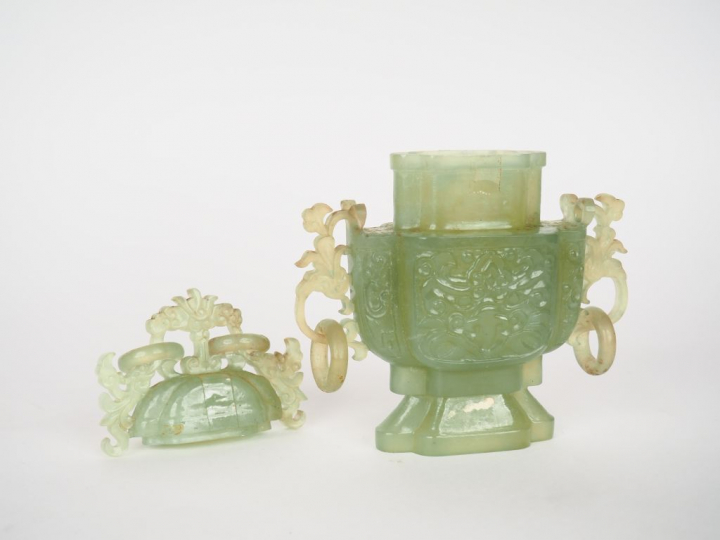 Vase couvert à panse quadrilobée, sculpté de fleur de lotus, orné de d