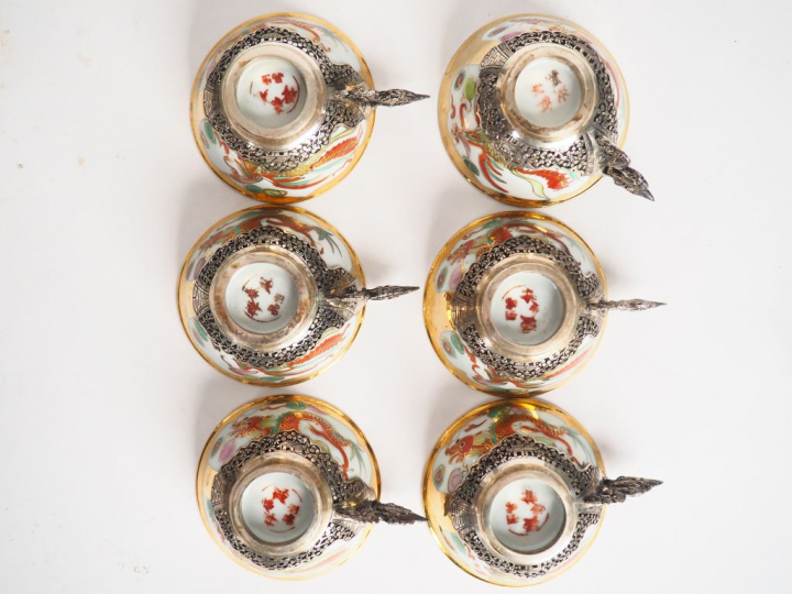 Coffret contenant six tasses en porcelaine, prise, monture et soucoupe