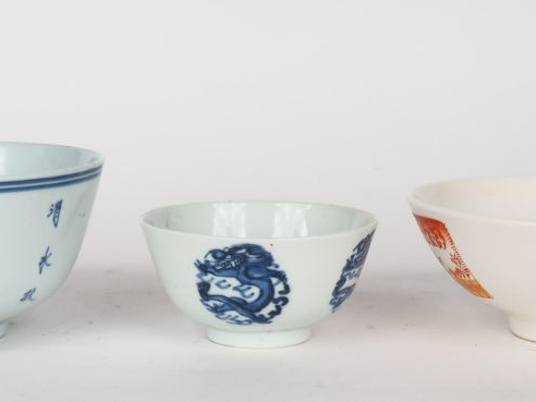 Lot comprenant :  - deux coupes en porcelaine de Hué, à décor en bleu 