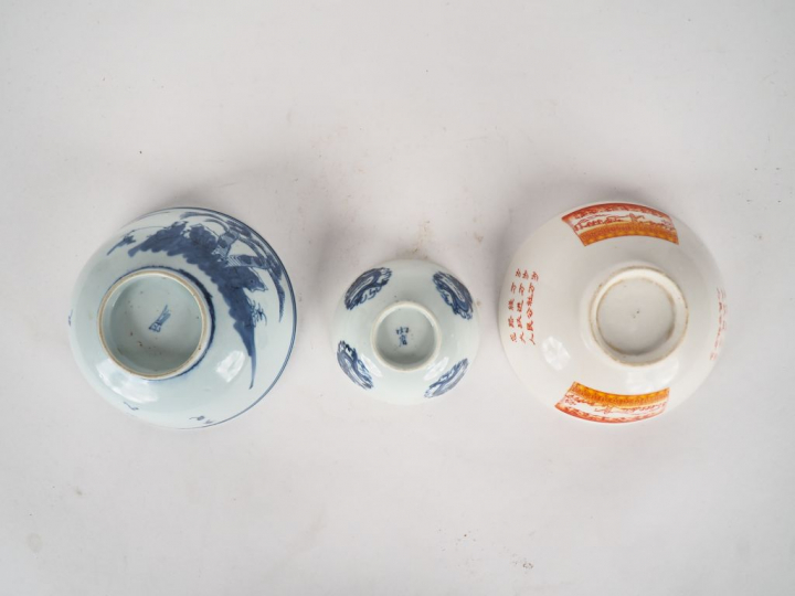 Lot comprenant :  - deux coupes en porcelaine de Hué, à décor en bleu 