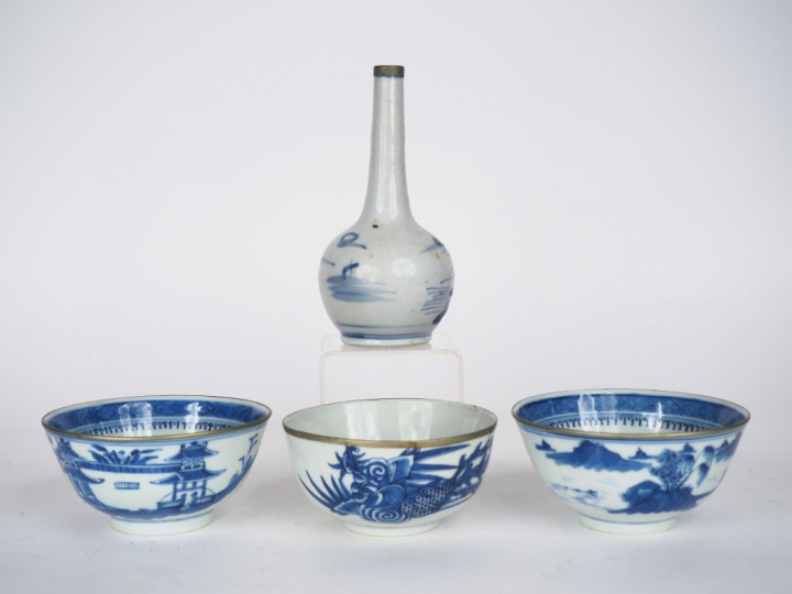 Trois coupes en porcelaine de Hué décor en bleu de pagodons et de scèn