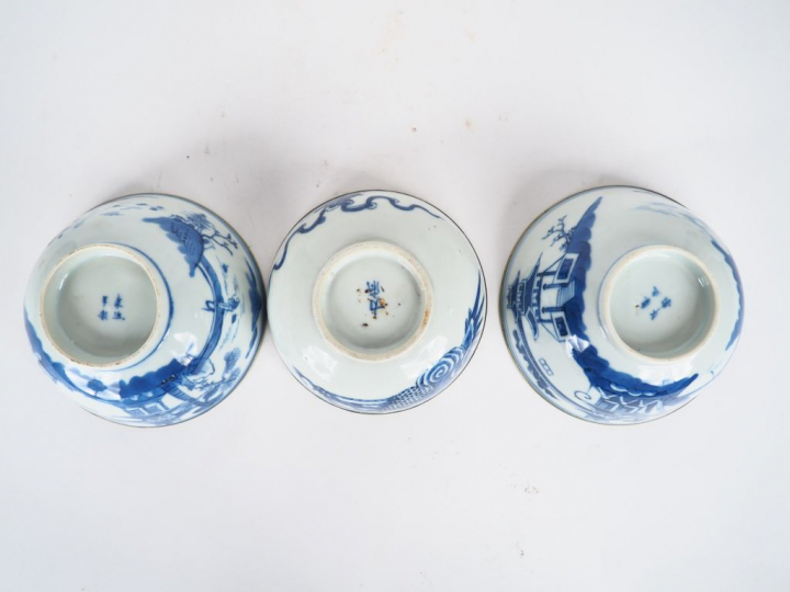 Trois coupes en porcelaine de Hué décor en bleu de pagodons et de scèn